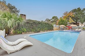 Fort Walton Beach Studio: Shared Pool & Beach Bar!