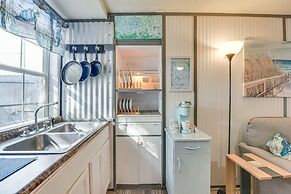 Fort Walton Beach Studio: Shared Pool & Beach Bar!