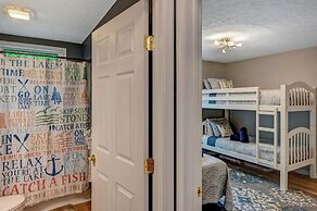 1 Mi to Beach: Pocono Lake Chalet w/ Decks