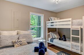 1 Mi to Beach: Pocono Lake Chalet w/ Decks