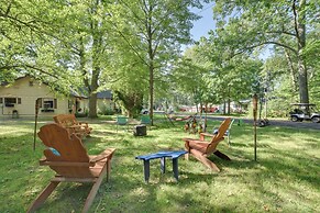 Family-friendly Cabin: Walk to Lake Access!