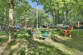 Family-friendly Cabin: Walk to Lake Access!