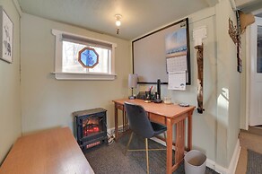 Family-friendly Cabin: Walk to Lake Access!