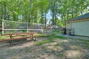 Family-friendly Cabin: Walk to Lake Access!