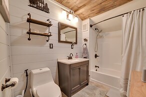 Family-friendly Cabin: Walk to Lake Access!