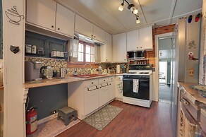 Family-friendly Cabin: Walk to Lake Access!