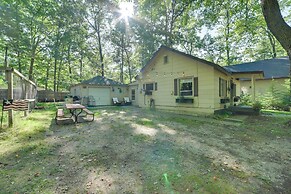 Family-friendly Cabin: Walk to Lake Access!