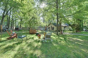 Family-friendly Cabin: Walk to Lake Access!