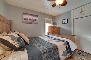 Family-friendly Cabin: Walk to Lake Access!