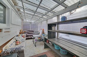 Family-friendly Cabin: Walk to Lake Access!