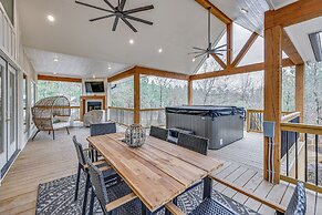 Luxe Broken Bow Cabin w/ Fire Pit & Hot Tub!