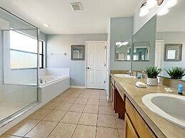 Hidden Gem 5 Bedroom Home by RedAwning