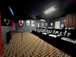 Hidden Gem 5 Bedroom Home by RedAwning