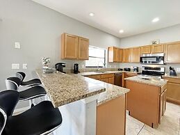 Hidden Gem 5 Bedroom Home by RedAwning