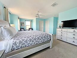 Hidden Gem 5 Bedroom Home by RedAwning