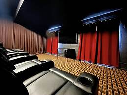 Hidden Gem 5 Bedroom Home by RedAwning