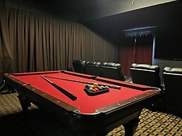 Hidden Gem 5 Bedroom Home by RedAwning