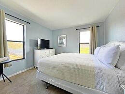 Hidden Gem 5 Bedroom Home by RedAwning