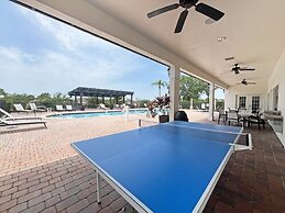 Hidden Gem 5 Bedroom Home by RedAwning