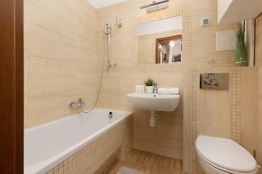 Metro Racławicka Studio by Renters