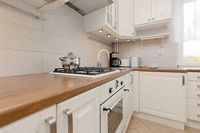 Metro Racławicka Studio by Renters