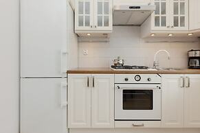 Metro Racławicka Studio by Renters