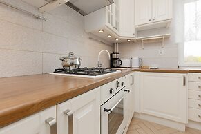 Metro Racławicka Studio by Renters