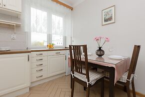 Metro Racławicka Studio by Renters