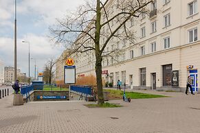 Metro Racławicka Studio by Renters