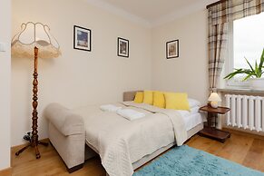 Metro Racławicka Studio by Renters