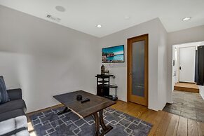 Guest Quarters - 2 Blocks to Main Street!