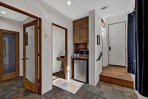 Guest Quarters - 2 Blocks to Main Street!