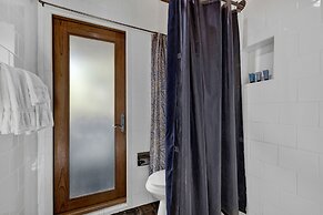 Guest Quarters - 2 Blocks to Main Street!