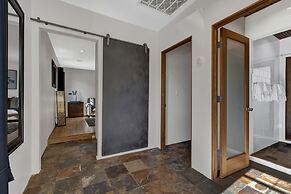 Guest Quarters - 2 Blocks to Main Street!