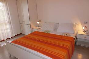 Modern 1 Bedroom Apartment With Balcony - Beahost