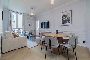 Poetic Stay - Louvre