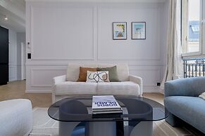 Poetic Stay - Louvre