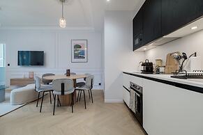 Poetic Stay - Louvre