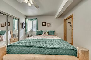 Cozy Ruidoso Cabin w/ Hot Tub, Near Skiing!