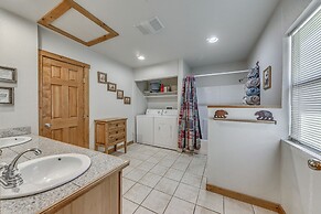 Cozy Ruidoso Cabin w/ Hot Tub, Near Skiing!