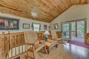 Cozy Ruidoso Cabin w/ Hot Tub, Near Skiing!