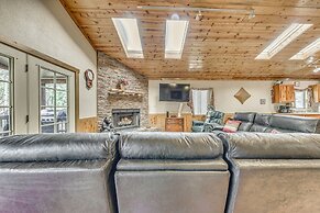 Cozy Ruidoso Cabin w/ Hot Tub, Near Skiing!