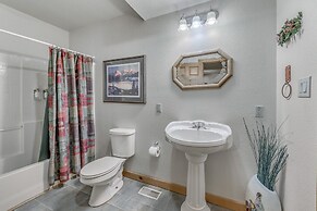 Cozy Ruidoso Cabin w/ Hot Tub, Near Skiing!