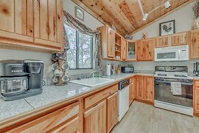 Cozy Ruidoso Cabin w/ Hot Tub, Near Skiing!