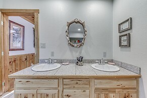 Cozy Ruidoso Cabin w/ Hot Tub, Near Skiing!