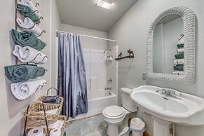 Cozy Ruidoso Cabin w/ Hot Tub, Near Skiing!