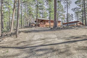 Cozy Ruidoso Cabin w/ Hot Tub, Near Skiing!