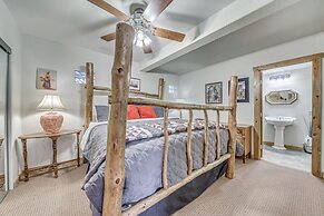 Cozy Ruidoso Cabin w/ Hot Tub, Near Skiing!