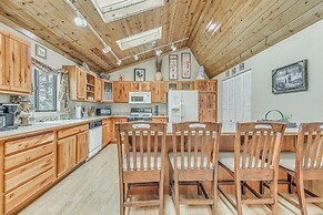 Cozy Ruidoso Cabin w/ Hot Tub, Near Skiing!