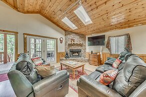 Cozy Ruidoso Cabin w/ Hot Tub, Near Skiing!